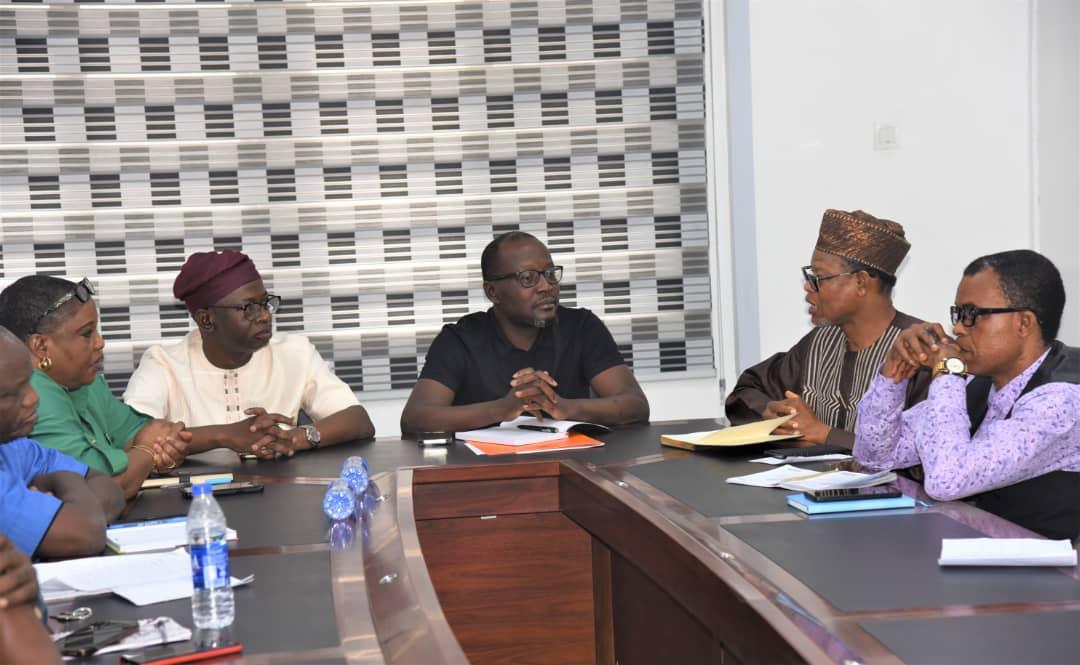 PspOperators's tweet photo. Our newly inaugurated EXCO led by the President @AdebolaGb started on a good footing with a courtesy visit to @Lawma_gov @muyiwag to discuss areas of improving waste mgt services in Lagos. The 2 parties pledged to working together to implement Mr. Governor's @jidesanwoolu vision https://t.co/7xhbOyxoBX