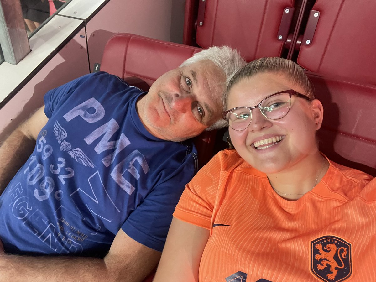 femkedemolxx's tweet photo. Wearing my fave on my back, in the stadium of our favorite club, a lovely evening with my dad and a win! I couldn’t wish for more!🧡⚽️

#NEDGRE #vandedonk #daniellevandedonk #oranje #onsoranje #phillipsstadion #nederland https://t.co/5FYnnbsKsU