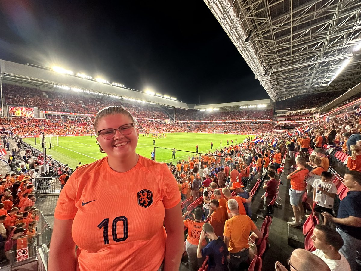 femkedemolxx's tweet photo. Wearing my fave on my back, in the stadium of our favorite club, a lovely evening with my dad and a win! I couldn’t wish for more!🧡⚽️

#NEDGRE #vandedonk #daniellevandedonk #oranje #onsoranje #phillipsstadion #nederland https://t.co/5FYnnbsKsU