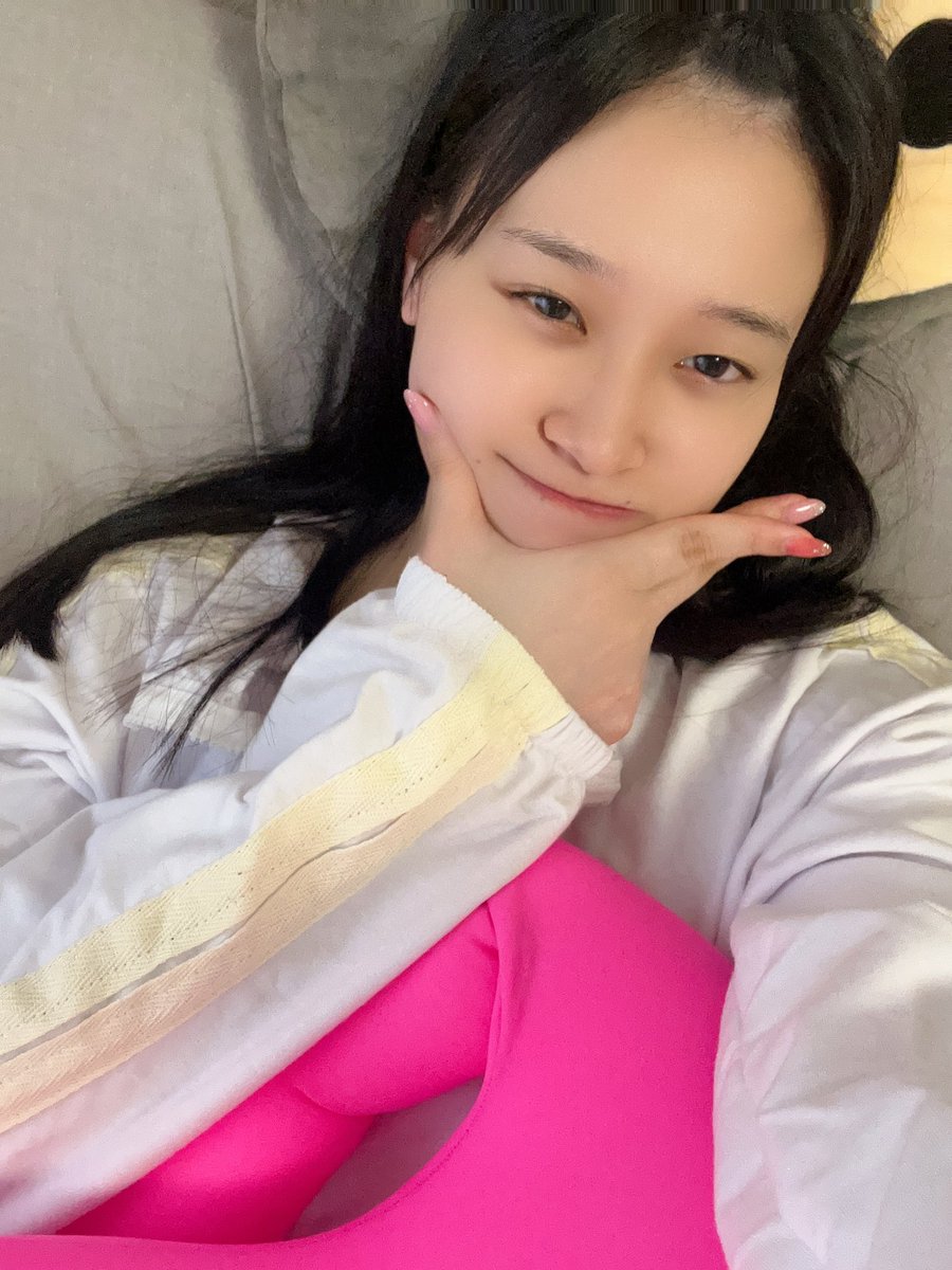 1127miumiu's tweet photo. 昨日今日と連休頂き、今日予定があったから出かける予定やったけど、台風でキャンセル…
みうさんは大人しく家でドラマ三昧🏠

みうさんは刑事ドラマが大好きです♡
推理(つ🕶)✨️逮捕🚓( '-' 🚓)

久々の自撮りあげとく
完全オフみうです https://t.co/iTKZRGftUM