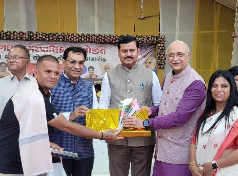 MEGHRAJSINHRAJ5's tweet photo. ઝાલાવાડની ભવ્ય ભાતિગળ સંસ્કૃતિનો ઉત્સવ એટલે ધાંગધ્રાનો લોકમેળો.
ધાંગધ્રા નગરપાલિકા દ્વારા ધાંગધ્રા ખાતે આયોજિત ભવ્ય ભાતિગળ લોકમેળાના ઉદ્ઘાટન સમારોહમાં નાયબ દંડક શ્રી @JagdishMakwana_ધારાસભ્ય શ્રી પુવૅ કેબિનેટ મંત્રી શ્રી @IKJadejaBJP જી @PVarmoraBJP પોલીસ રેન્જ આઈ સાથે હાજરી આપી. https://t.co/6E1iuyQ83K