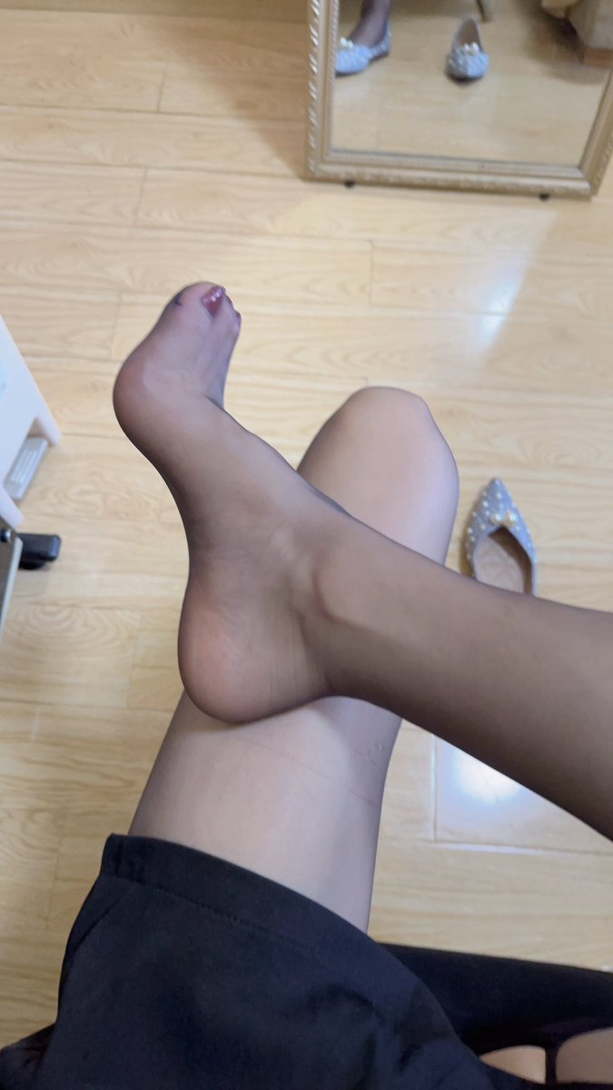 涞觅口香糖新款色系【墨蓝冰洋】
夏季专属，1D超级薄透，而且袜身添加了薄荷因子，穿在身上冰冰凉凉，开档款式透气方便。当你用鼻子凑近我的腿，深吸一口气，就像是喝了一口瑞幸的冰吸拿铁那种感觉😍
#涞觅口香糖