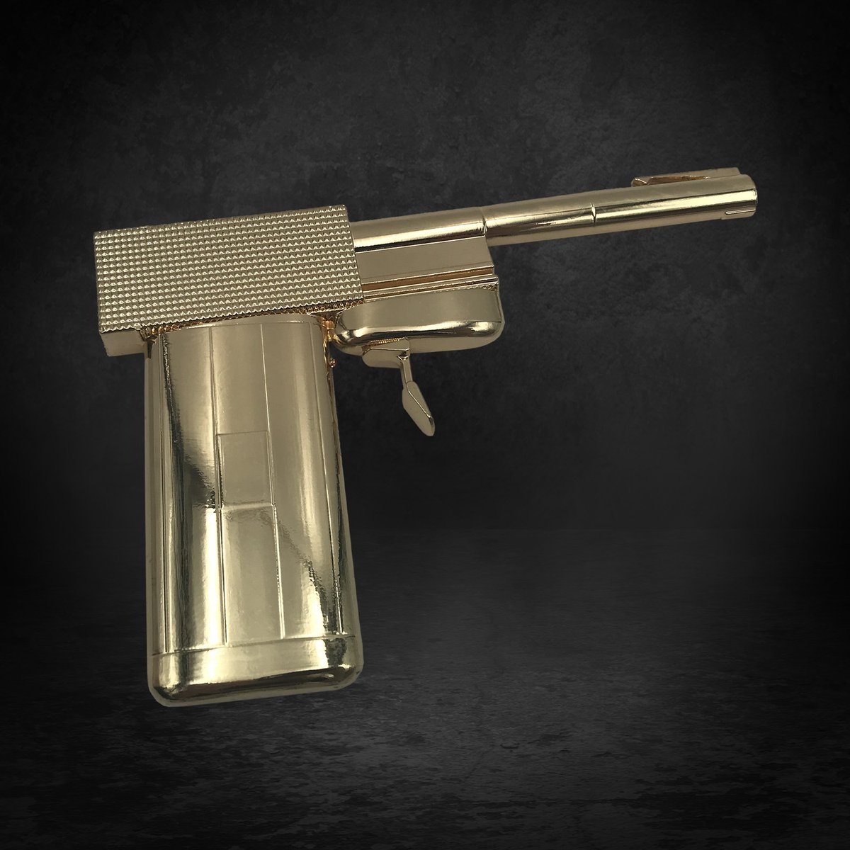 007 黄金銃を持つ男 宿敵スカラマンガの黄金拳銃と弾丸のキーホルダー＆トランプ 007/黄金銃を持つ男』より、凄腕の殺し屋フランシスコ・スカラマンガの
