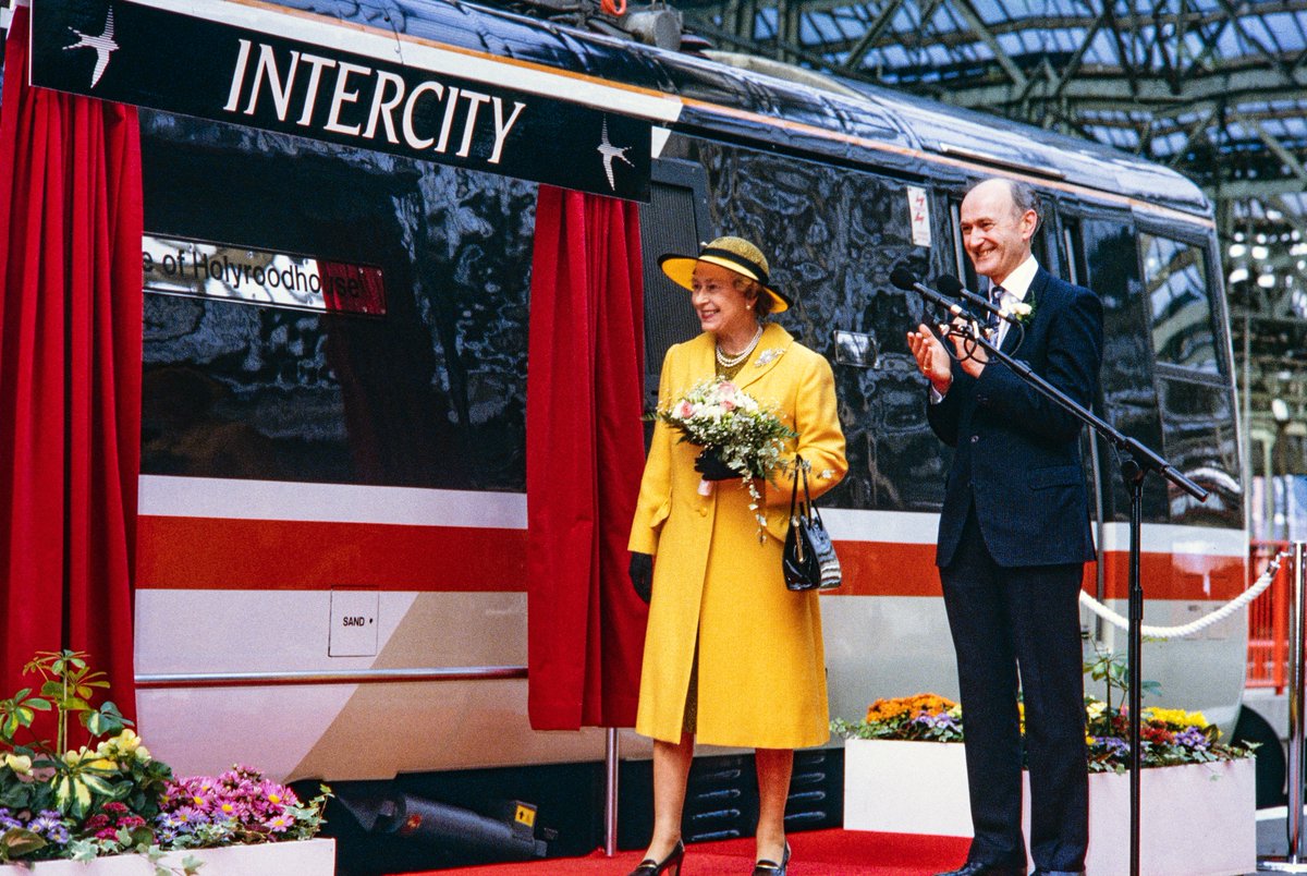 225groupuk's tweet photo. Like many of you, we've been reflecting on the life and legacy of #QueenElizabethII today.
Here's a photo we love from 28 June 1991, when she named her second Class 91 of the day: 91030 'Palace of Holyroodhouse'. The locomotive still runs on the East Coast now.
📷 Colin Marsden https://t.co/2BonZPWFg1