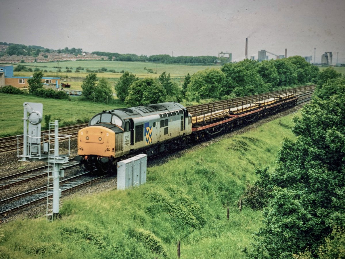 Railfreight Metals liveried 37227 pictured on the approach to Clay Cross junction, south of Chesterfield. Quite a busy stretch of line back then, plenty of steel, coal, and oil traffic, as well as MML HSTs and XC 47s. #Class37 #Tractor #ClayCross #RailfreightMetals #BritishRail