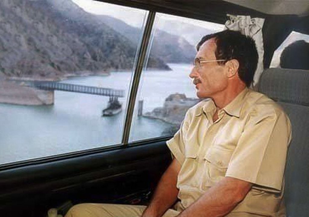 RAHMETLE …
Recep Yazıcıoğlu 

"Abdestini almış tam namaza gidecekken yaşlı bir teyzenin koridorda dolaştığını görür.Buyur teyzeciğim sıkıntın nedir diye sorar.

Teyze;Evladım bu evrakları #Vali Beyefendiye imzalatmam gerekiyor ama bir türlü kendisini bulamadım der.

Sn: