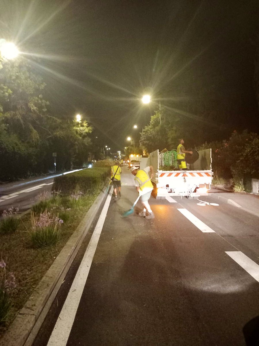villedemougins's tweet image. #WorkInProgress
Nos agents travaillent de nuit pour nettoyer les terre-pleins centraux et ne pas gêner la circulation 🙏🏻
#Mougins #QualitéDeVie