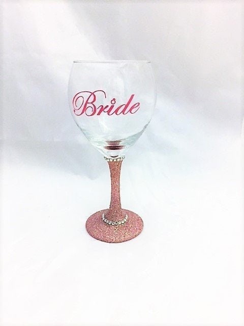 Bride wine glass, Rose Gold Wedding, Bridal Shower Gift, Glam bride glass, Wedding gift for her, Personalized gift for bride tuppu.net/75247934 #Etsy #kraftymckrafterson #WeddingGiftForHer