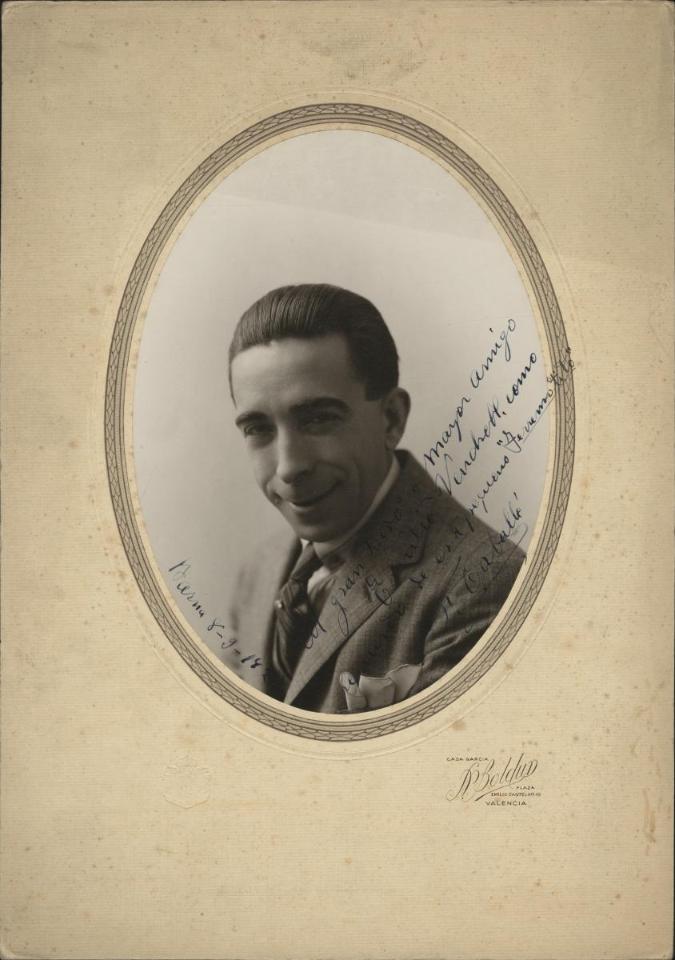 cdmae_it's tweet photo. Ens ajudeu a identificar a aquest possible intèrpret o cantant líric que #taldiacomavui de 1927 a Barcelona dedica un retrat al tenor català #EmiliVendrell, i que signa com F. Caballé⁉️
📷Salvador Pascual Boldún, València
#TenRecordes @institutteatre @CulturaDIBA https://t.co/MChpm84iFB