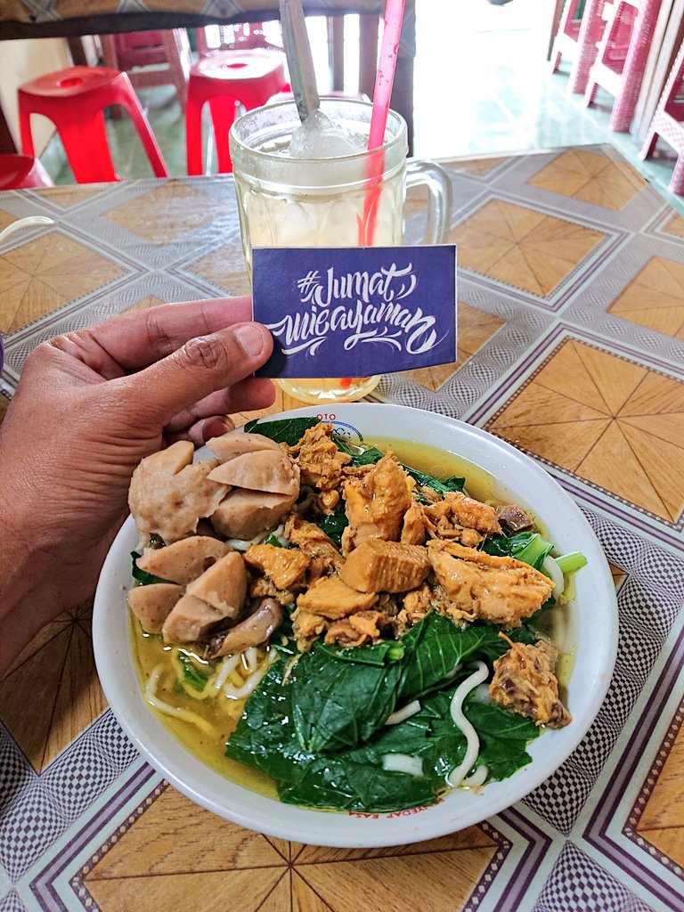 NurSetoAji's tweet photo. #JumatMieayaman ngga berchandya dulu karena ngeleh cari asupan ke area Purwomartani. Gas mampir ke Bakso Pak Udin yang jamin wareg dan terjangkau. Baksonya cocok buat closingan dan mie ayamnya lembut enuk cocok ro hawane lur gas ra gorem! 

https://t.co/MCrIBA2dFE

@InfoMieAyamYK https://t.co/pHnLaDnmIF