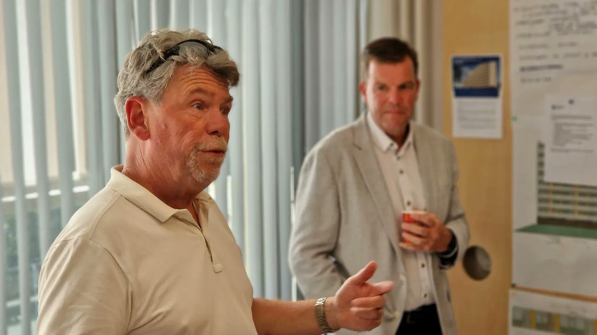 𝗕𝗼𝗺𝗲𝗻 𝗞𝗼𝗲𝘀𝘁𝗲𝗿𝗲𝗻 𝘃𝗼𝗼𝗿 𝗲𝗲𝗻 𝗚𝗿𝗼𝗲𝗻𝗲𝗿𝗲 𝗧𝗼𝗲𝗸𝗼𝗺𝘀𝘁
Woningcorporatie Weller heeft vol vertrouwen Smeets Bouw en Helwig Kozijnen gekozen voor de duurzame renovatie van 80 appartementen in de Albert Schweitzerflat in Brunssum.