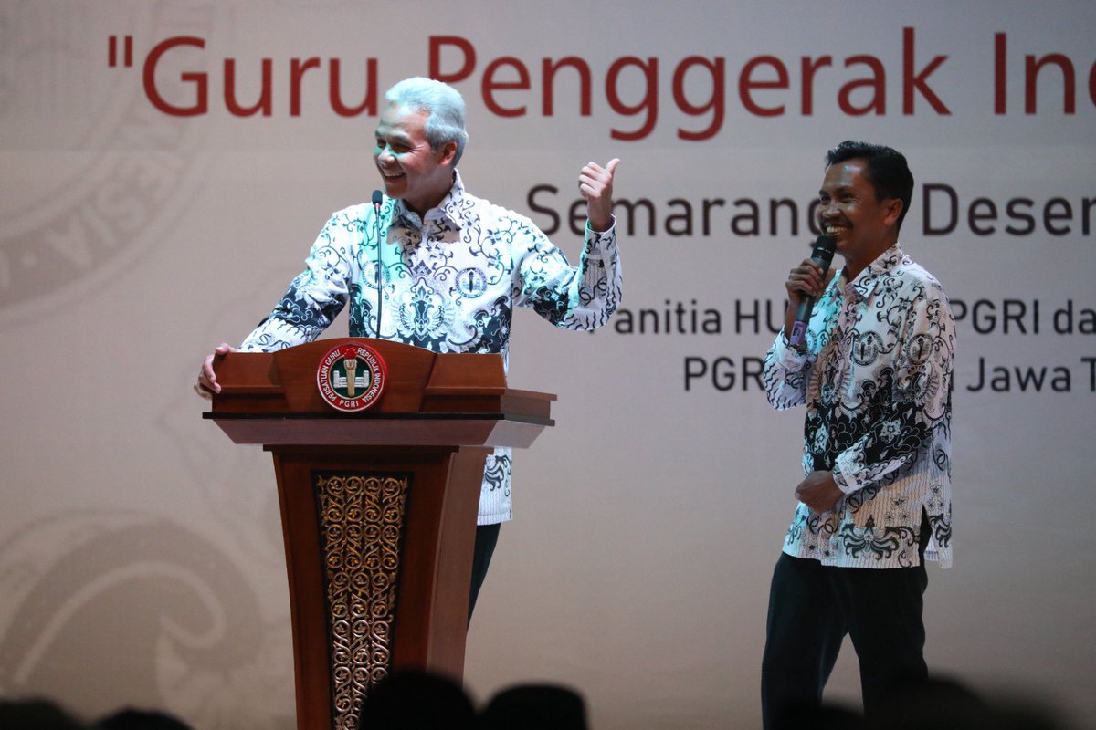 Jogermodern's tweet photo. Ganjar Peduli Guru 

“Terima kasih Pak Ganjar, kami sudah diuwongke…..” 

“Dik, sampaikan terima kasih dong ke Pak Ganjar. Atau kalau bisa ketemu tak bilang sendiri wes, beneran, mbak mau menyampaikan beribu terima kasih ke Pak Ganjar,” 

Terdengar suara sepupu saya saat kami ngobrol melalui telepon. 

Ketika itu, dia menangis haru karena akhirnya batal jadi TKW. “Aku bahagia masih bisa deket sama anak-anak, beneran dik, sampaikan terima kasih ke Pak Ganjar, sudah nguwongke kami, tanpa harus demo-demo ternyata sudah memikirkan nasib kami,” katanya lagi. 

Ya, dia adalah sepupu saya. Kebetulan sudah menjadi yatim sejak kecil. Ketika itu, ia menjadi guru honorer di sebuah SMA Negeri. 

Semua orang tahu, berapa gaji guru honorer di masa itu. Dia bercerita, gajinya hanya Rp300 ribu saja setiap bulannya. Paling ada tambahan sedikit kalau lagi mujur. 

Suatu ketika, dia bilang mau berhenti menjadi guru dan sedang mencari informasi untuk menjadi TKW ke Jepang. Bermodalkan ijazah Bahasa Jepang. Ia pun sudah pamit pada suaminya dan sudah diizinkan. 

Sebuah rencana dan keputusan yang sulit, karena saat itu memang suaminya sedang kehilangan pekerjaan. Apalagi kondisi rumah yang sebenarnya tidak mungkin ditinggalkan, dengan beban tanggungan yang cukup lumayan. Saat itu, ia mengatakan pilihannya hanya satu, ia atau suaminya yang kerja di luar negeri. 

Dalam kondisi itu, ia pun menjadi harapan keluarga satu-satunya untuk mencukupi kebutuhan dengan dua anak yang masih kecil. Uang 300 ribu mana cukup untuk hidup berempat, buat makan sendiri pun sepertinya masih kurang. Terlebih lagi dia juga masih punya adik yang butuh bantuan untuk menyelesaikan kuliah. 

Saat itu, sepertinya memang kondisi terberat dalam hidupnya. Saya sebagai saudara sudah berusaha untuk membantu meski sedikit. Selain itu, sering saya carikan informasi pekerjaan ataupun usaha kecil-kecilan sebagai tambahan. Tapi, semua tak semudah yang dibayangkan dan diharapkan. 

Penantian dan segala usaha itu akhirnya berbuah manis. Muncul kabar bahagia saat SMA/SMK negeri beralih kewenangan ke pemerintah provinsi, saat itu pula, Ganjar yang menjabat gubernur menetapkan aturan gaji guru honorer sama dengan UMK masing-masing daerah ditambah 10 persen dengan syarat jam mengajar 24 jam per pekan. 

Kabar itu pun tentu membuat sepupu saya sujud syukur. Setidaknya, ia tak perlu jauh dari keluarga untuk mencukupi kebutuhannya. Terlebih lagi, sejak tahun kemarin ini, ia juga sudah lolos menjadi tenaga PPPK. 

Gaji yang sudah cukup lumayan itu pun sedikit-sedikit bisa membantu suaminya menambah modal usaha jualan makanan kecil di rumah. 

“Aku nggak butuh kaya dik, begini saja sudah cukup. Sampaikan terima kasih buat Pak Ganjar ya”

Itulah yang masih sering dia ucapkan. 

Tentu, hal-hal semacam ini, membuat saya yakin Pak Ganjar bisa menjadi harapan peningkatan kesejahteraan bagi warganya. 

Banyak orang-orang yang seperti sepupu saya, tak butuh kaya raya, hanya butuh bahagia. Dekat dengan keluarga, penghasilan yang sesuai, sekolah gratis, jaminan kesehatan memadai. 

Melihat ini semua, tak ada kata lain selain…..

Terima kasih Pak @ganjarpranowo , lanjutkanlah ke hal yang lebih besar manfaatnya untuk masyarakat…..