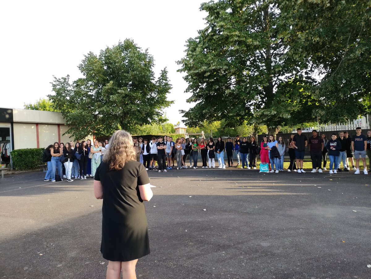 JeanQueinnec's tweet photo. L’heure de la rentrée a sonné au LJQ !  Elèves et équipe éducative au complet. Le soleil est bien présent. Photos de classe, convivialité, retrouvailles et mise au travail progressive : l’année est bien partie.

Belle année scolaire à tous ! https://t.co/l7O9e8LSdz