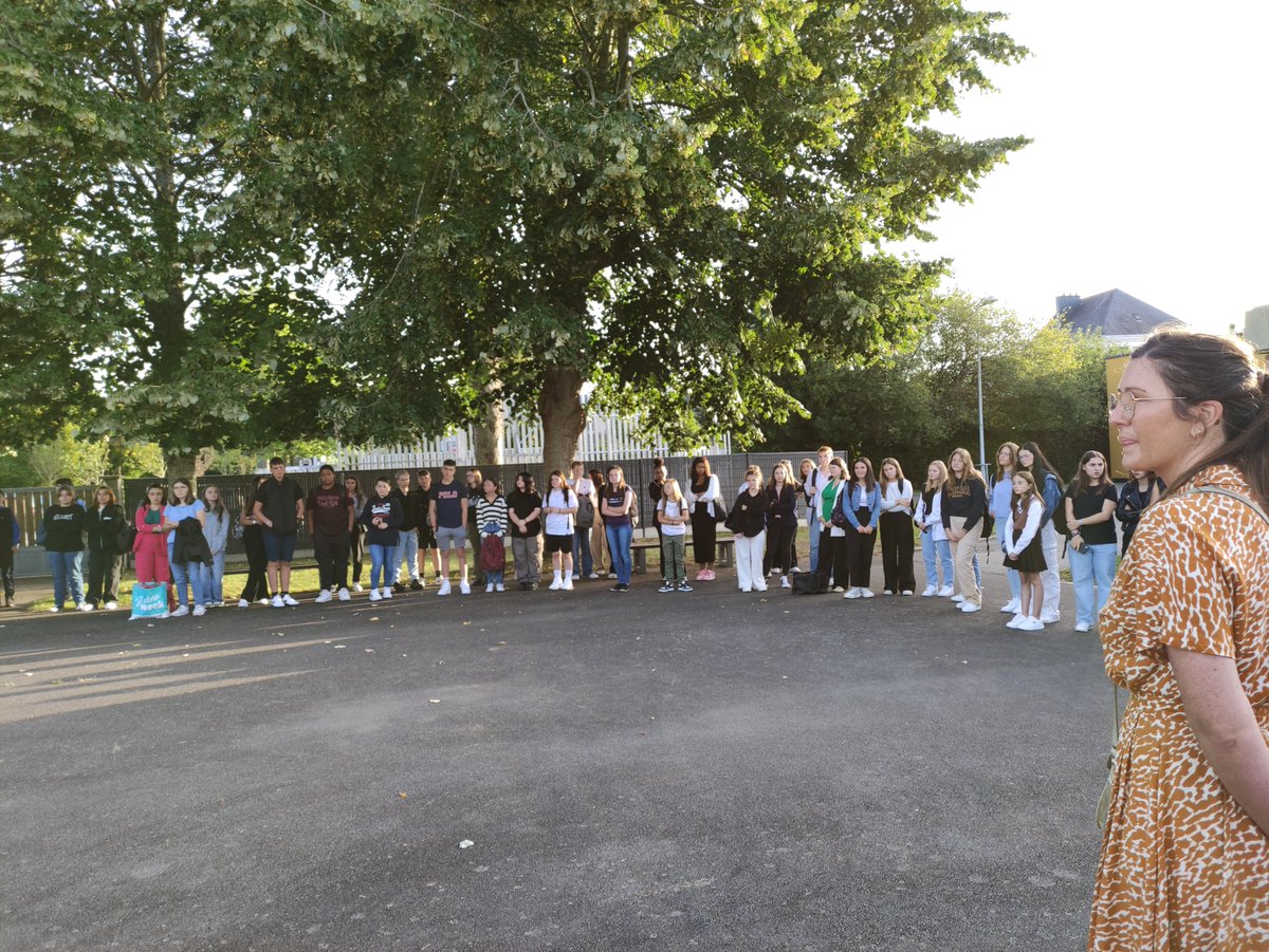 JeanQueinnec's tweet photo. L’heure de la rentrée a sonné au LJQ !  Elèves et équipe éducative au complet. Le soleil est bien présent. Photos de classe, convivialité, retrouvailles et mise au travail progressive : l’année est bien partie.

Belle année scolaire à tous ! https://t.co/l7O9e8LSdz