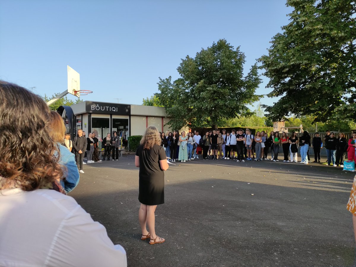 JeanQueinnec's tweet photo. L’heure de la rentrée a sonné au LJQ !  Elèves et équipe éducative au complet. Le soleil est bien présent. Photos de classe, convivialité, retrouvailles et mise au travail progressive : l’année est bien partie.

Belle année scolaire à tous ! https://t.co/l7O9e8LSdz