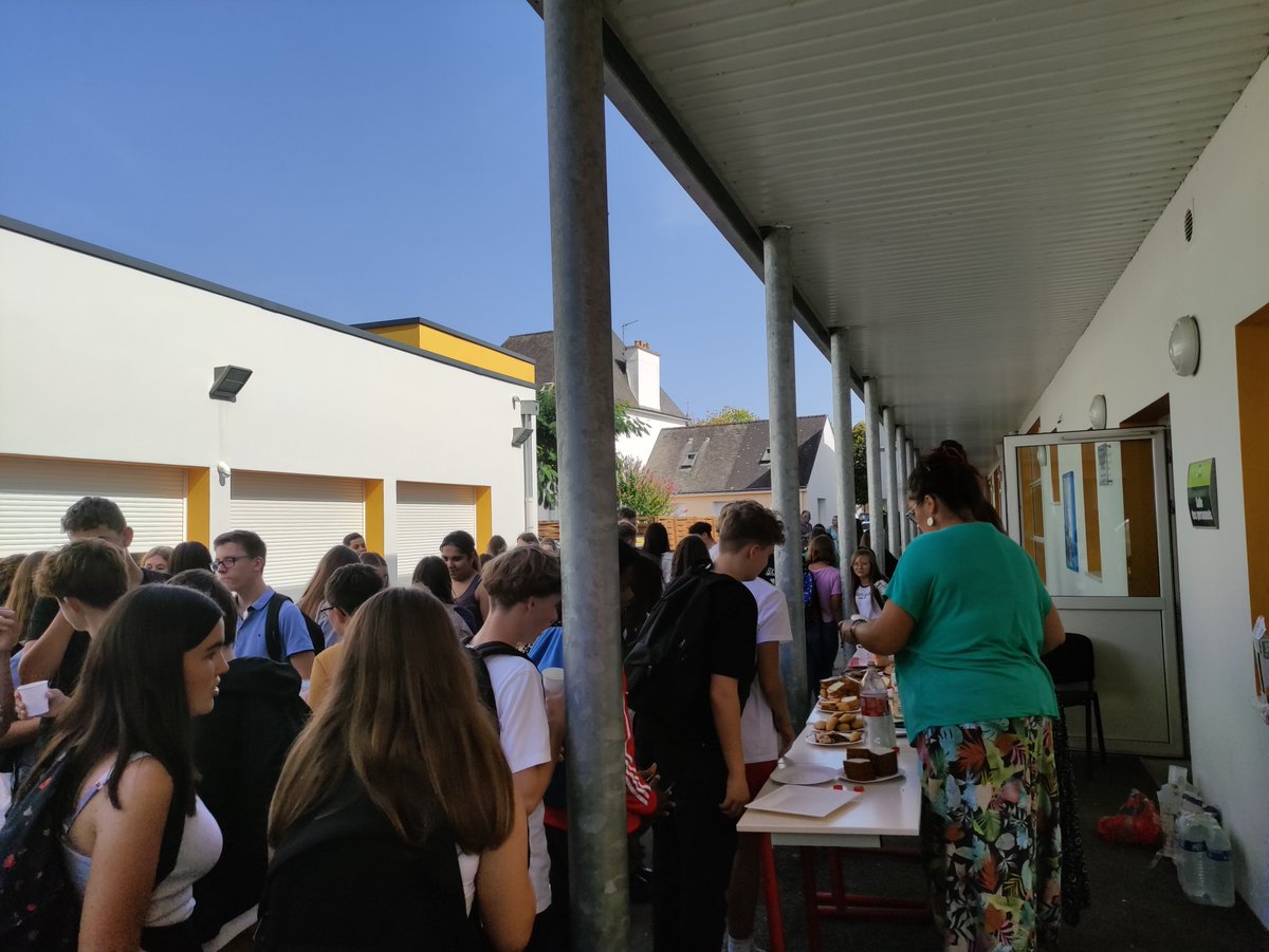 JeanQueinnec's tweet photo. L’heure de la rentrée a sonné au LJQ !  Elèves et équipe éducative au complet. Le soleil est bien présent. Photos de classe, convivialité, retrouvailles et mise au travail progressive : l’année est bien partie.

Belle année scolaire à tous ! https://t.co/l7O9e8LSdz