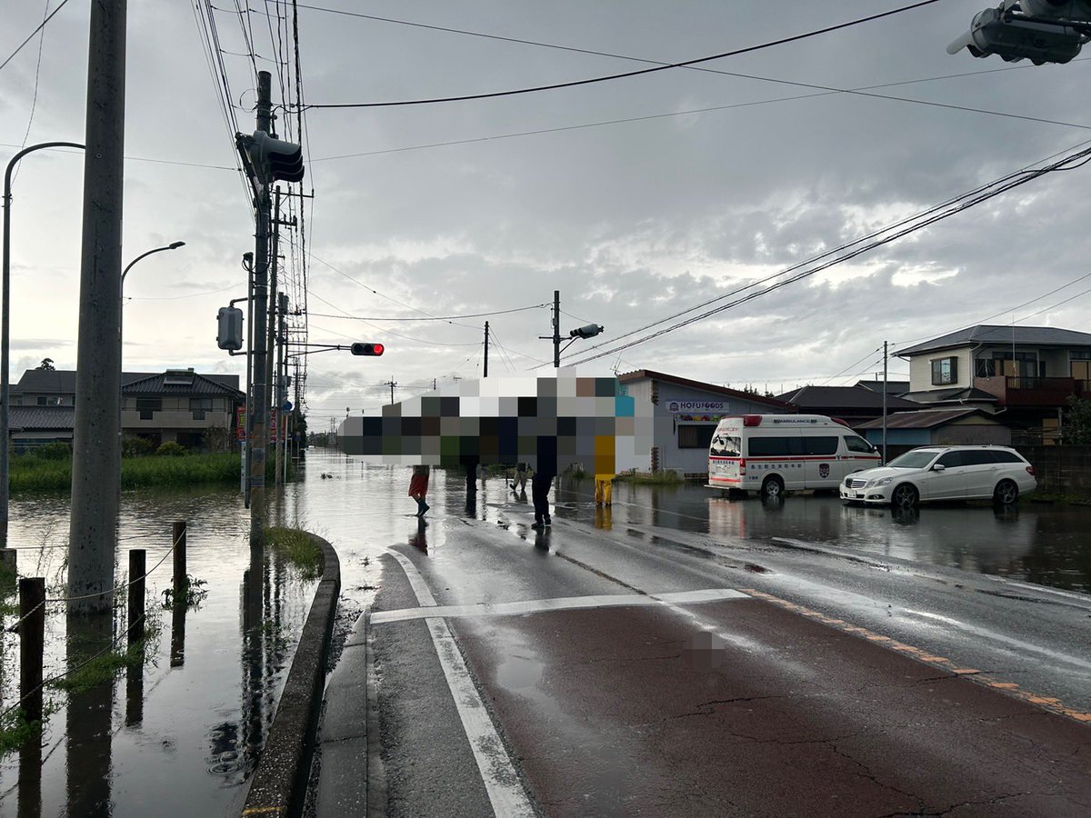 annindoufu_0141's tweet photo. 国道128号線冠水のため通行この先行けません
一の宮方面から茂原方面
#茂原
#冠水
#国道128
#R128 https://t.co/8YelgiRSvR