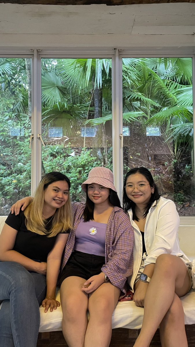 jasmallows's tweet photo. last weekend dump:

museum date w the besties (insert gc name here) https://t.co/pcbkgGCAOB