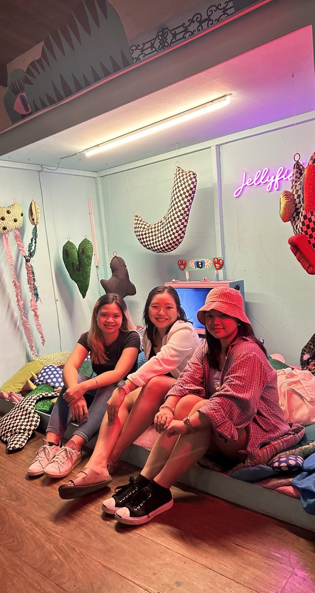 jasmallows's tweet photo. last weekend dump:

museum date w the besties (insert gc name here) https://t.co/pcbkgGCAOB