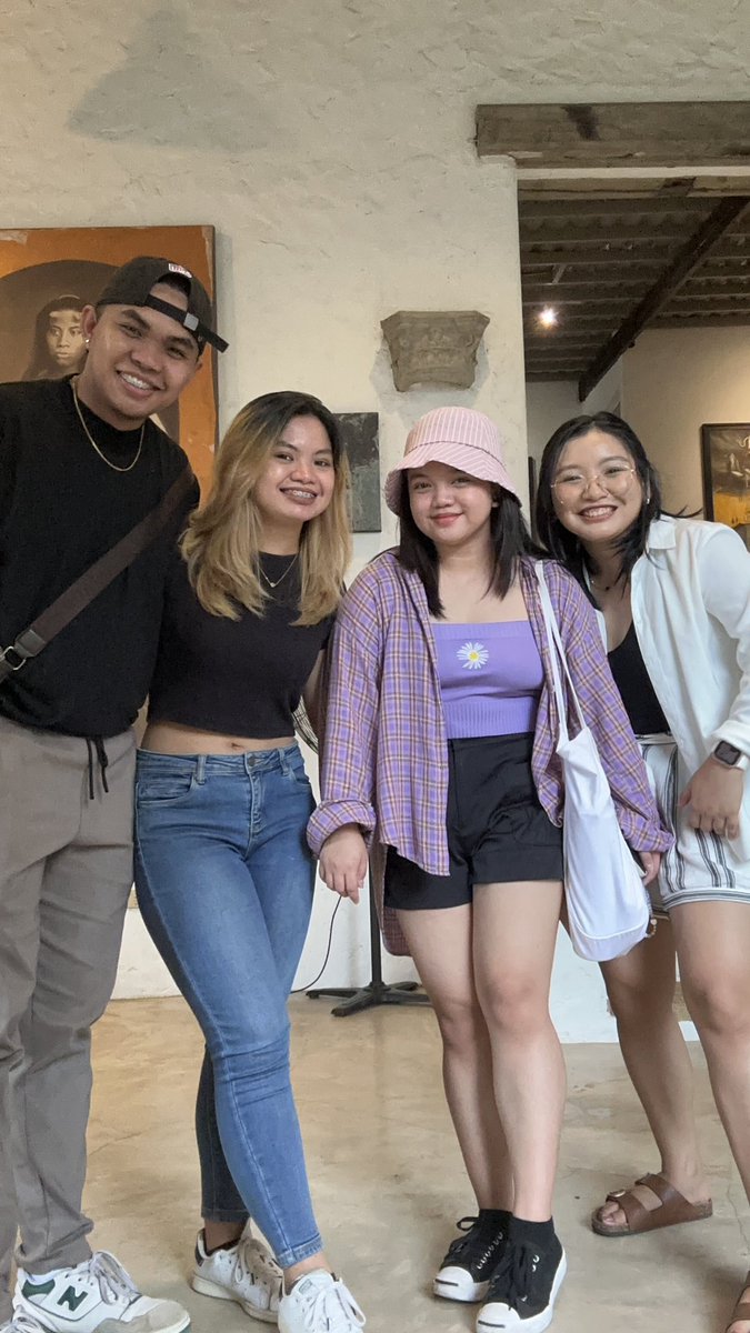 jasmallows's tweet photo. last weekend dump:

museum date w the besties (insert gc name here) https://t.co/pcbkgGCAOB