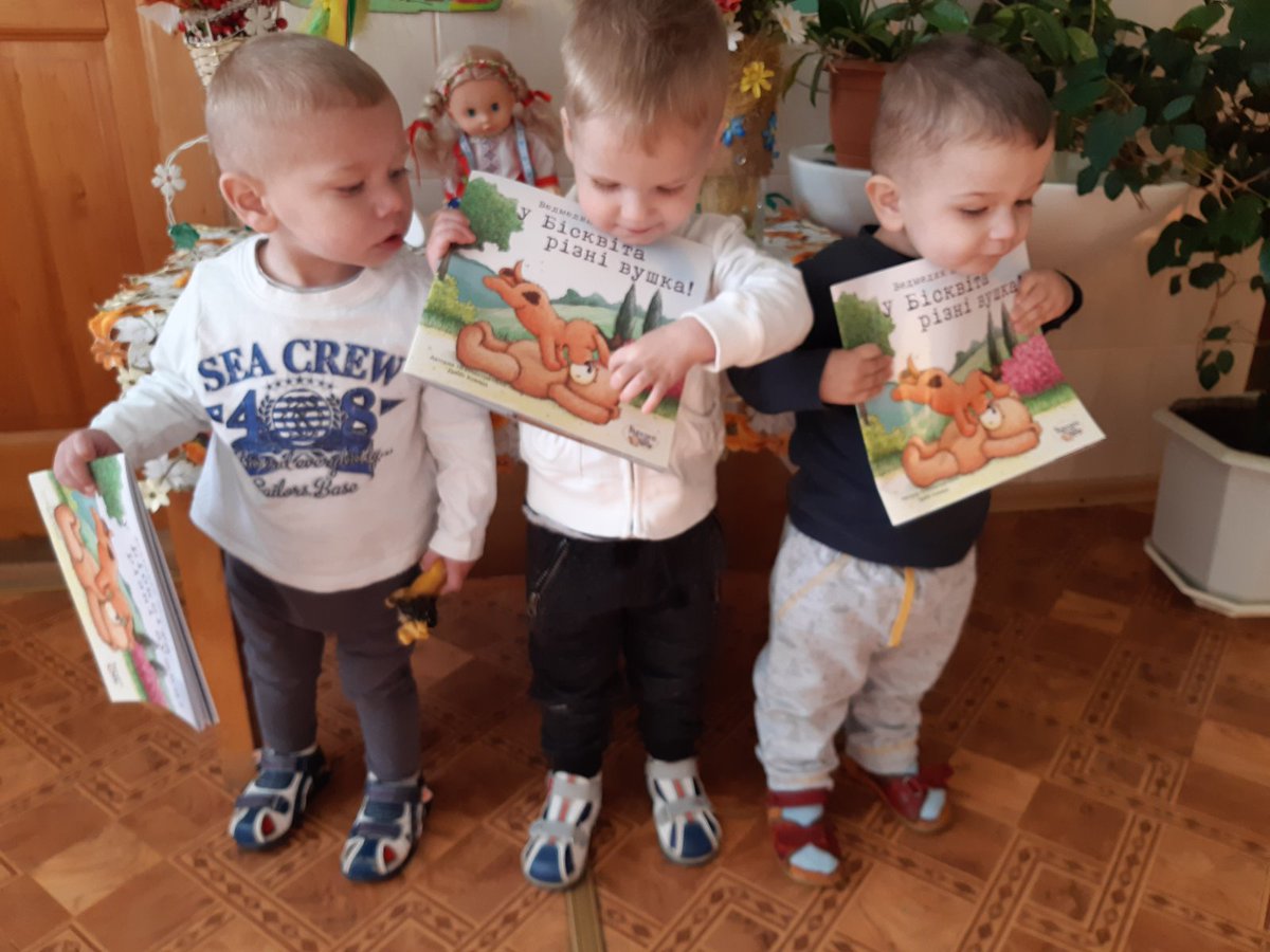 ravlyk_magazine's tweet photo. Це діти з сиротинцю. Вони першими отримують книжечки. https://t.co/2ZP0CORkuG
