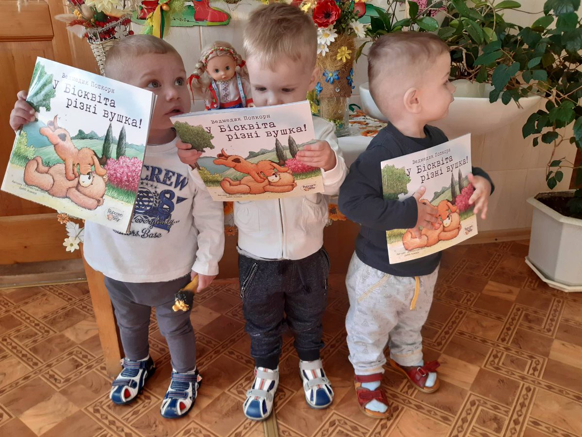 ravlyk_magazine's tweet photo. Це діти з сиротинцю. Вони першими отримують книжечки. https://t.co/2ZP0CORkuG