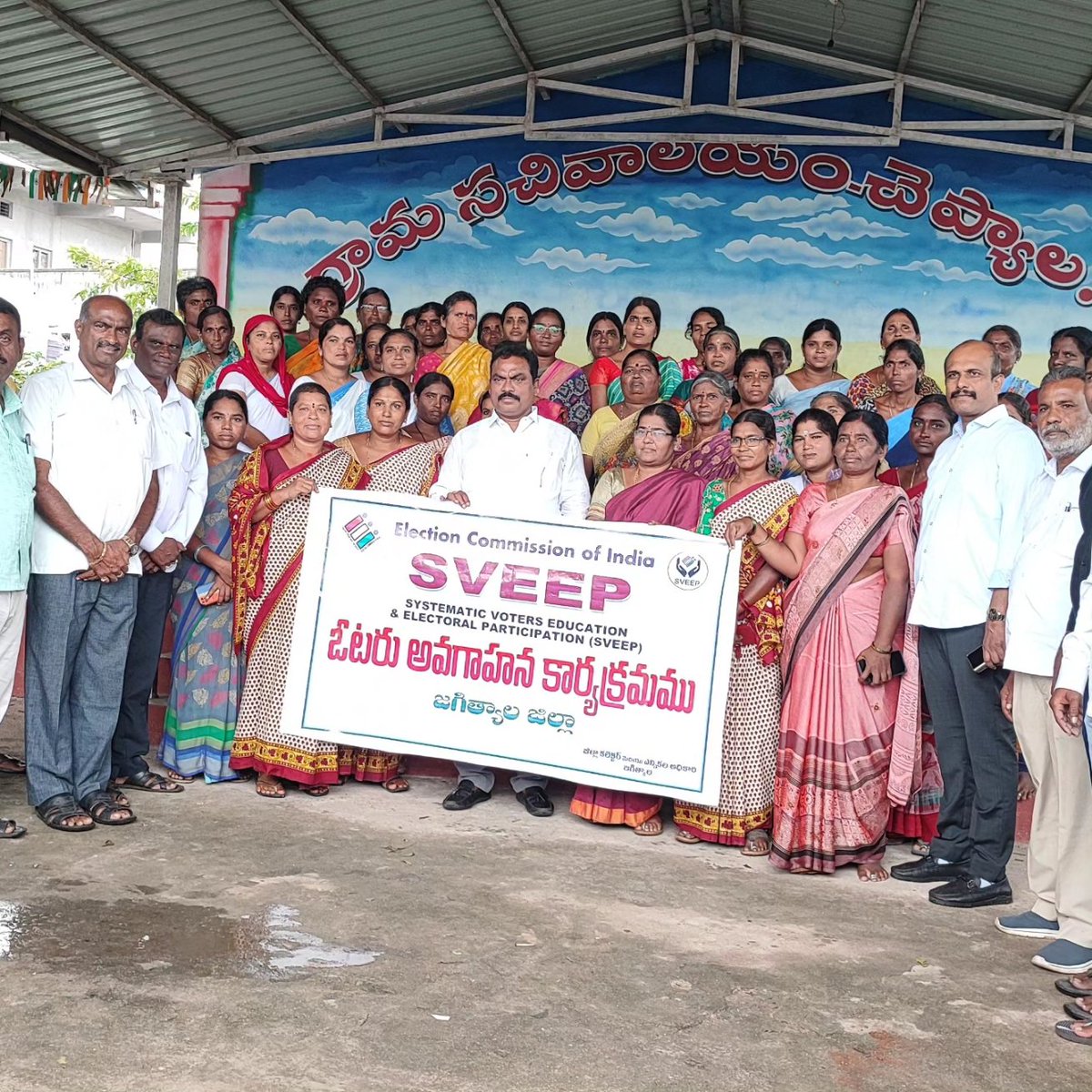 Ravishankar_BRS's tweet photo. ఓటు హక్కు - మన జన్మ హక్కు
ప్రతి ఒక్కరూ ఓటు హక్కును వినియోగించుకోవాలి.

కొడిమ్యాల మండలం చెప్యాల గ్రామంలో ఎలక్షన్ కమిషన్ ఆఫ్ ఇండియా ఆధ్వర్యంలో జరిగే ఓటరు అవగాహన కార్యక్రమంలో పాల్గొనడం జరిగింది. https://t.co/3SaTAYZoRK