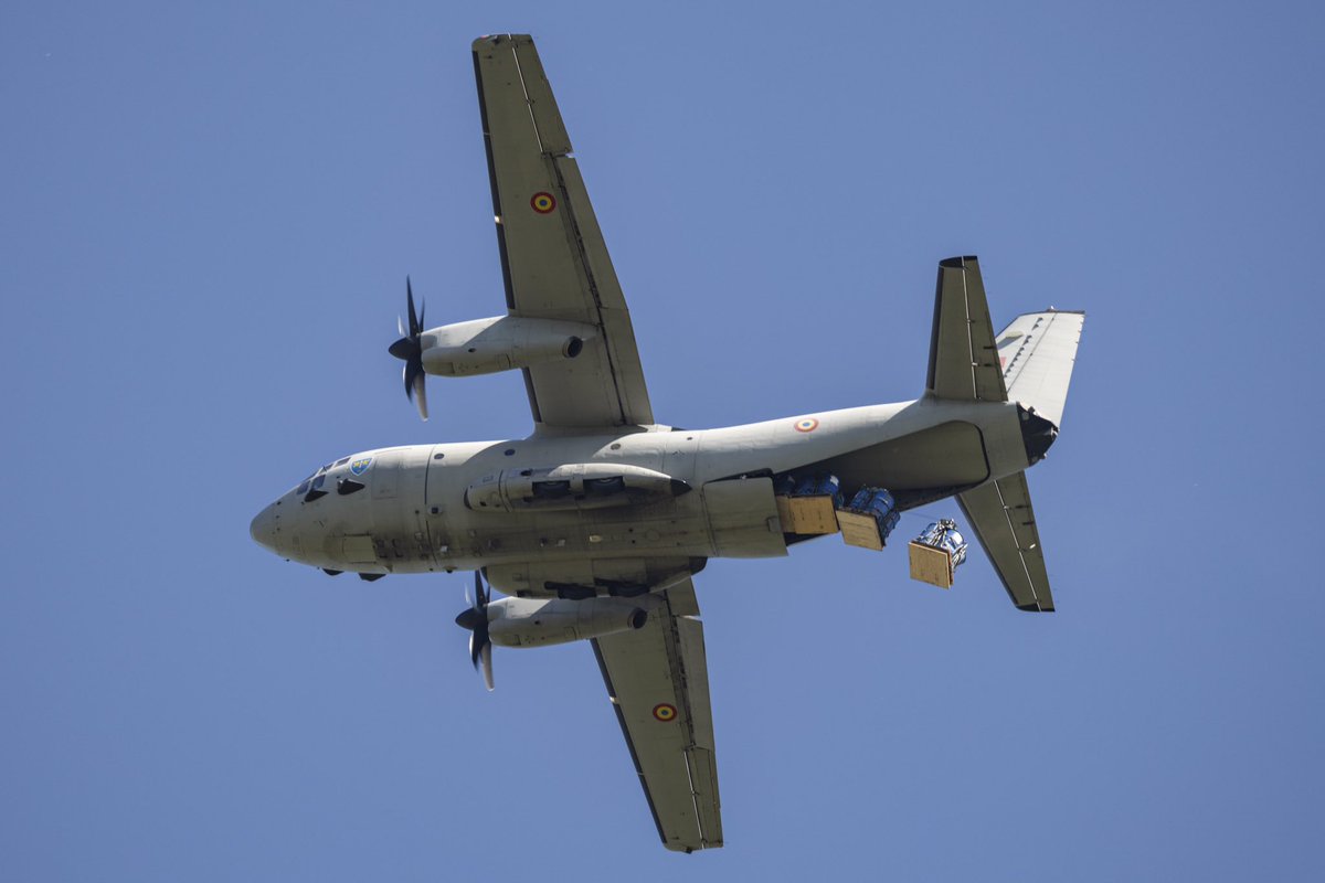 VlbEindhoven's tweet photo. De eerste week van #FalconLeap zit er alweer bijna op. Vandaag gaan we nog een rondje vracht droppen 📦 Volgende week ontvangen wij nog meer buitenlandse eenheden die gaan deelnemen aan deze oefening @11Luchtmobiel @Kon_Luchtmacht 🪂 #watvliegter #FALE23 https://t.co/JcFqarH06K