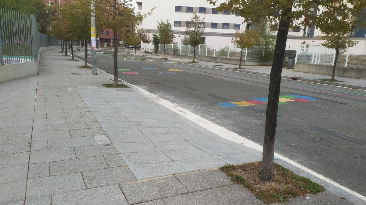 empieza un nuevo curso y la Av. Roma tiene esta imagen. Lxs vecinxs seguimos esperando la solución que nos prometieron en el <a href="/vitoriagasteiz/">Vitoria-Gasteiz!</a>  para el acceso a nuestros garajes. <a href="/elcorreo_alava/">El Correo Álava</a> <a href="/NoticiasdeAlava/">Diario de Noticias de Álava</a> <a href="/gasteizhoy/">Gasteiz Hoy</a> <a href="/radio_vitoria/">Radio Vitoria</a>