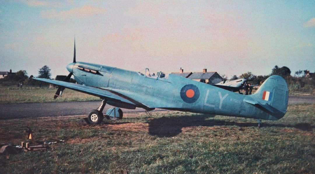 SpitfireAA810's tweet photo. On this day in 1941, Sandy flew AA810 for the first time. #aa810 #sandysspitfire https://t.co/WF48max6kU