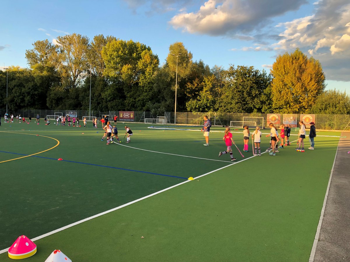 #FridayFeeling as we kick-off weekly Junior training 🏑sessions this evening @Guildfordhc @SscBroadwater @Charterhousespo @PFSport 

Welcome 🙌

@Hawkinsport at the clubhouse with hockey + other kit for sale👕

#RugbyWorldCup on 📺🏉

Bar, clubhouse, kitchen open! 🍻🍹☕️🍔🍟