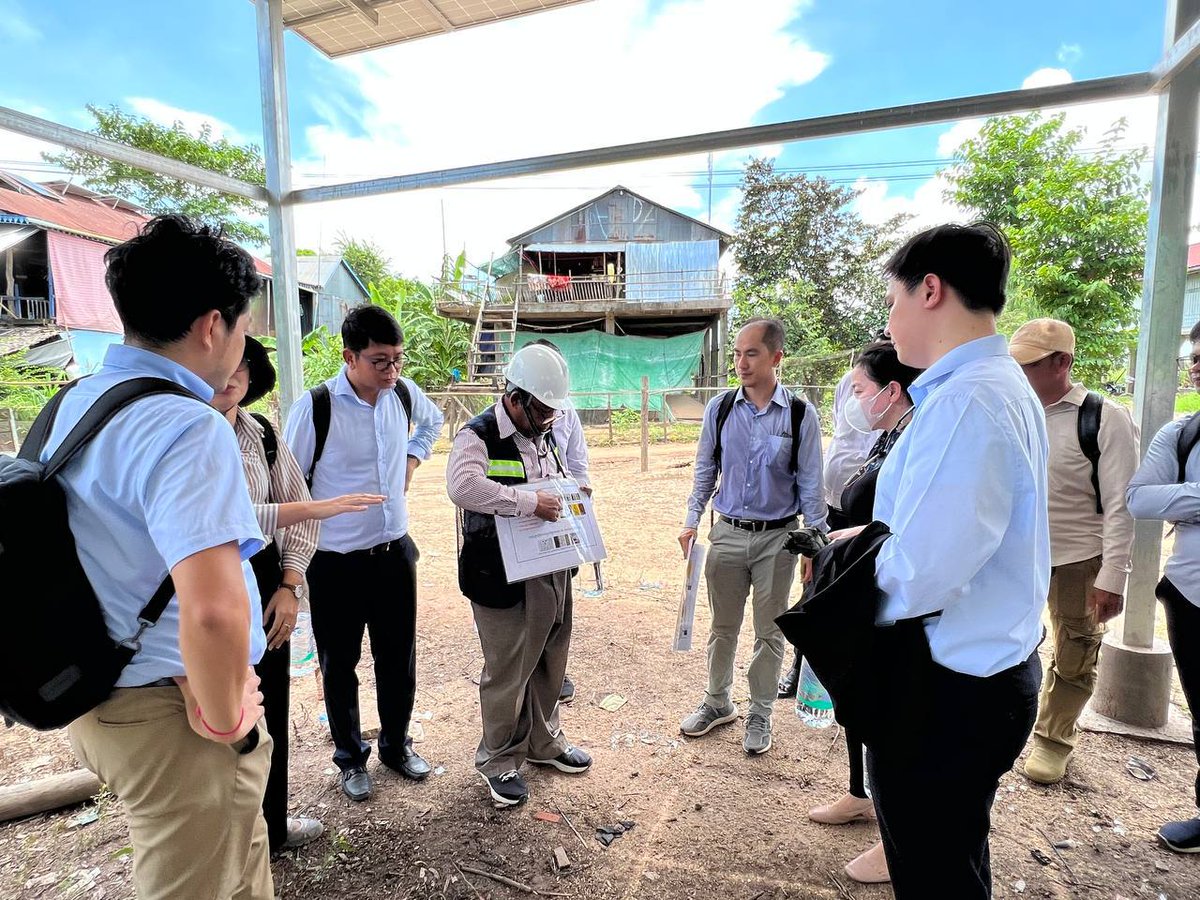 UNDPCambodia's tweet photo. ☀️💡🌻 off-grid communities living on the islands of #TonleSap for the first time has access ⏰ 24/7 to electricity powered by #SolarMiniGrid
The visit of Mr Sato Keiichi, the first secretary of the Embassy of 🇯🇵 to see #SolarMiniGridSystems
🙏 @JapanGov
@VuthyLot @ACRundp https://t.co/LdqF698Jdz
