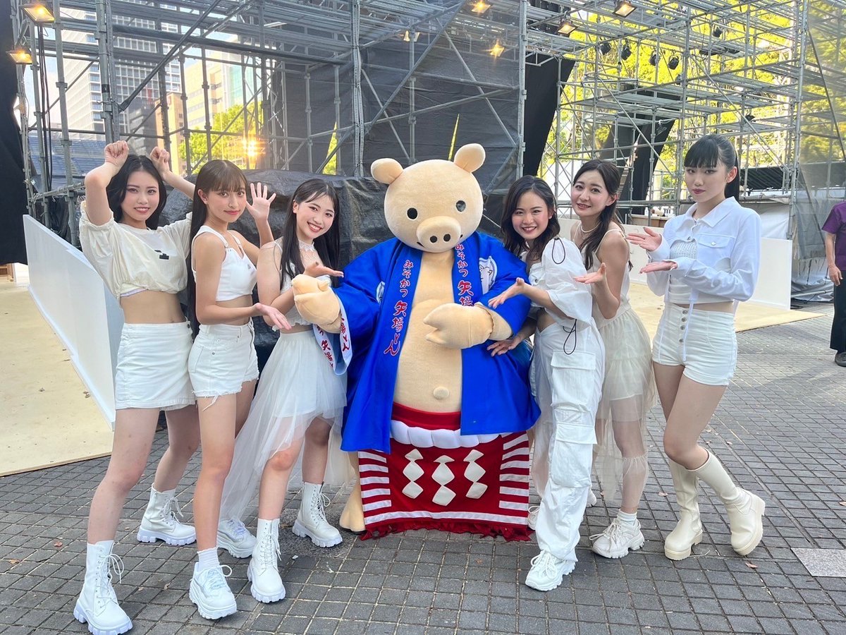 SAKURA_GRAD's tweet photo. <オフショット✨✨>
名古屋の有名トン、ブーちゃんと♡
#SAKURAGRADUATION #KRAGRA #クラグラ #アイやめ #私今日でアイドルやめます https://t.co/iG2PTcuSs2
