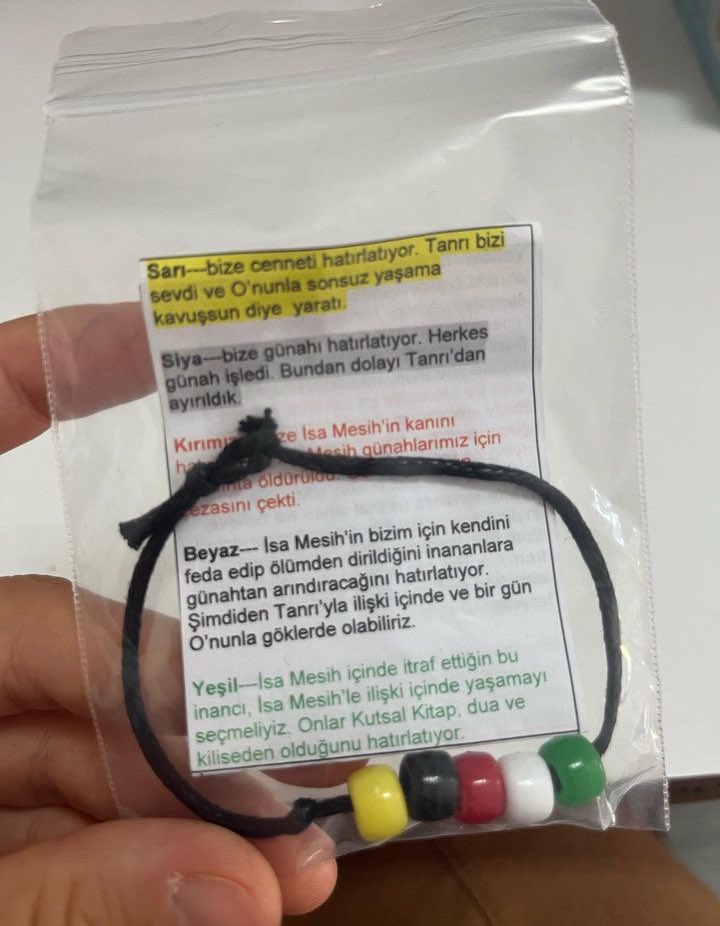 Öğretmen Kardeşlerimiz Atmış ;

Yeni Öğretim Yılının Başlamasının
Ardından İstanbul 'un Muhtelif
İlçelerinde Kendilerine "Yehova Şahitleri" Diyen Misyoner Bir Grubun ilkokul Öğrencilerine Dağıttığı
Bileklik ve içerisine Koyduğu Not.

Evlatlarımıza Sahip Çıkalım ⚠️