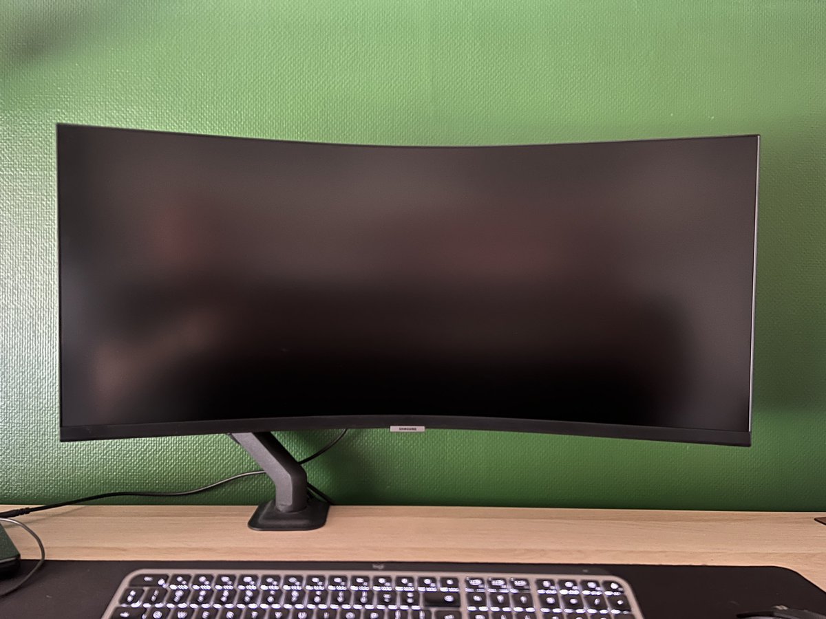 justroebbie's tweet photo. Thx 🙏🏻 @Coolblue_NL  voor de snelle service en fijn dat mijn monitor van #SAMSUNG nu wel goed was ingepakt deze hangt weer veilig aan zijn arm😃👌🏼 https://t.co/LUaKB3OlrZ