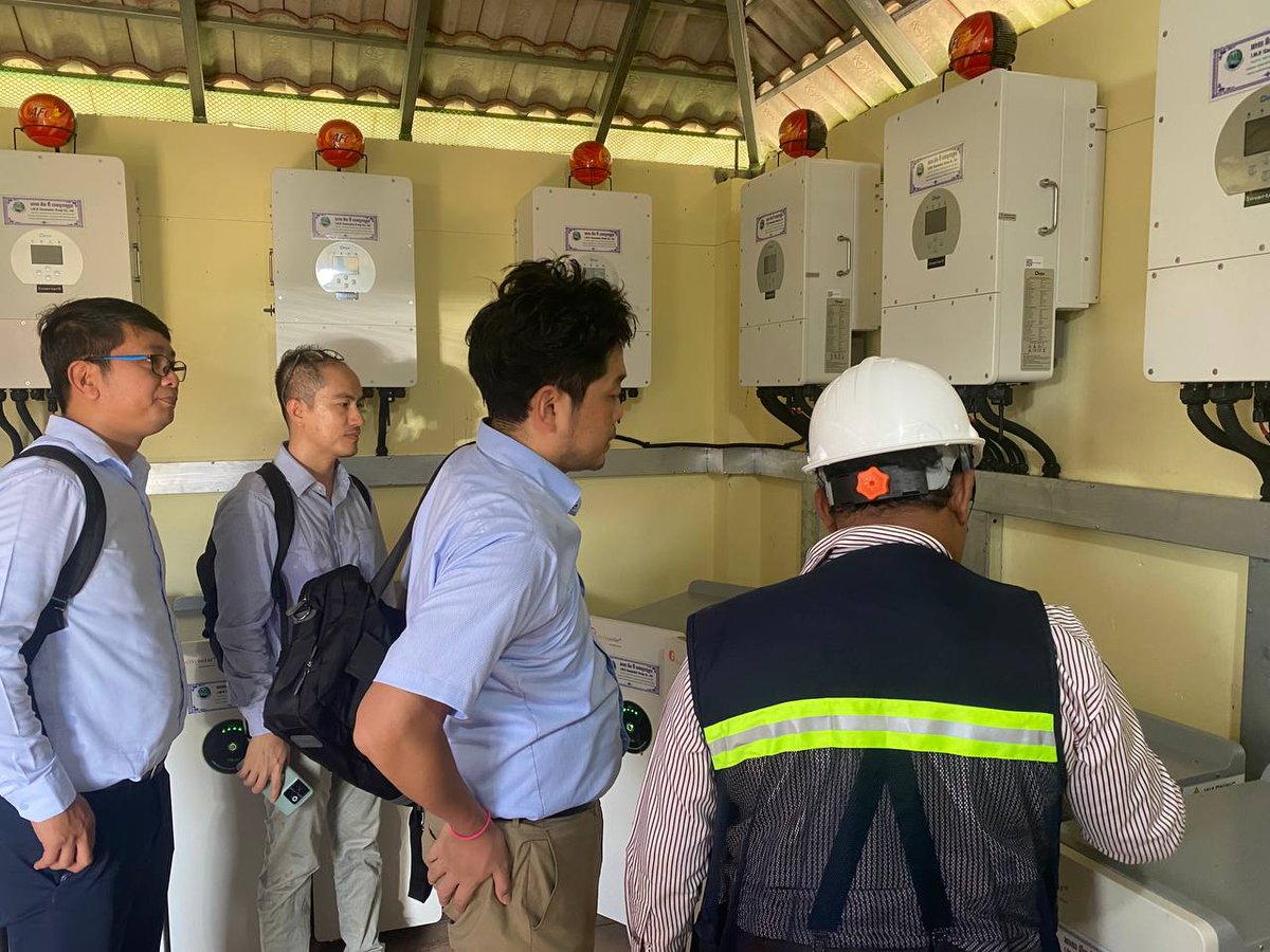 UNDPCambodia's tweet photo. ☀️💡🌻 off-grid communities living on the islands of #TonleSap for the first time has access ⏰ 24/7 to electricity powered by #SolarMiniGrid
The visit of Mr Sato Keiichi, the first secretary of the Embassy of 🇯🇵 to see #SolarMiniGridSystems
🙏 @JapanGov
@VuthyLot @ACRundp https://t.co/LdqF698Jdz