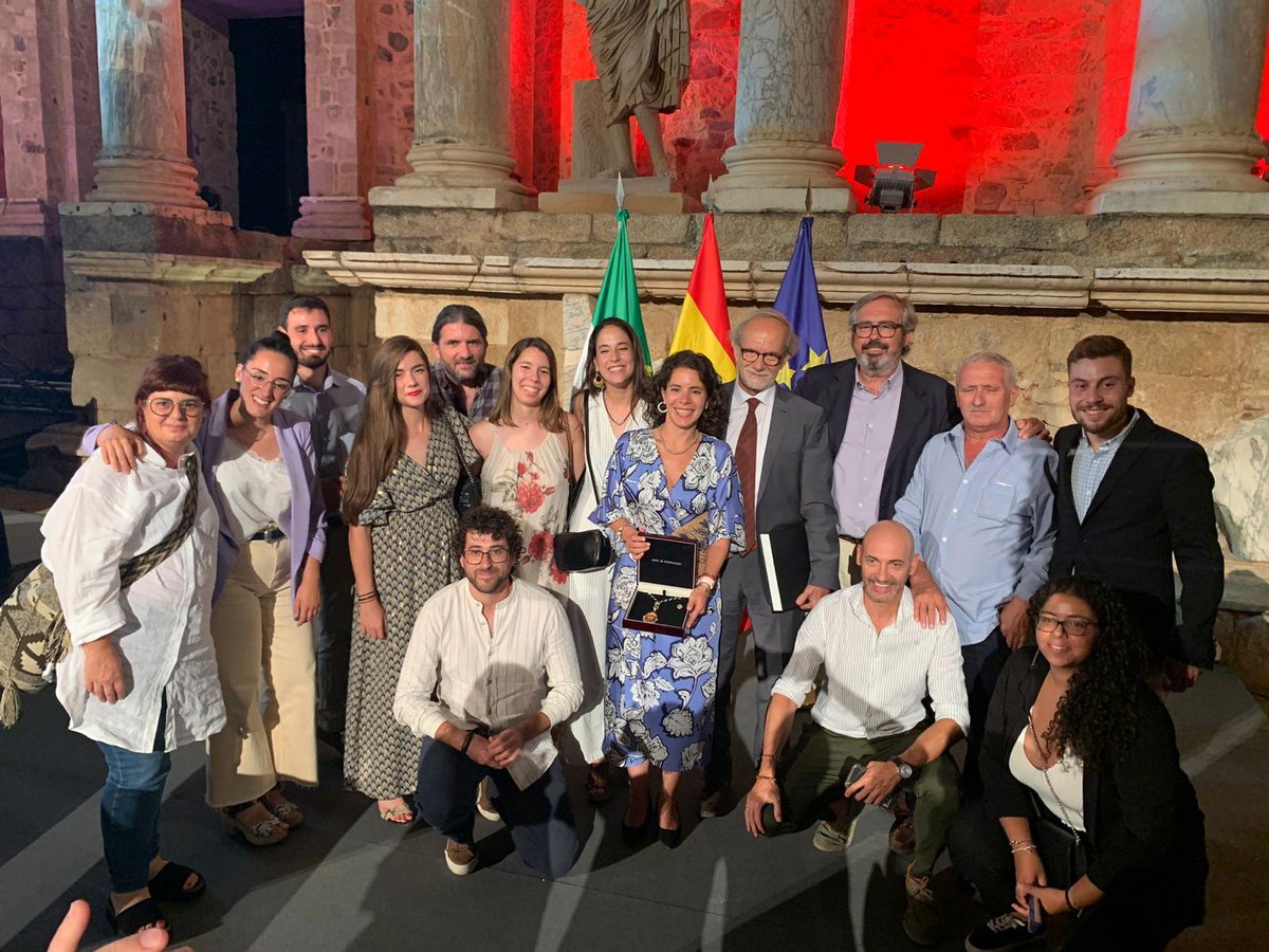 📸 Foto de familia tras recibir la #MedallaDeExtremadura2023🏅 para el equipo investigador del yacimiento tartésico de #CasasDelTuruñuelo 👏🏻