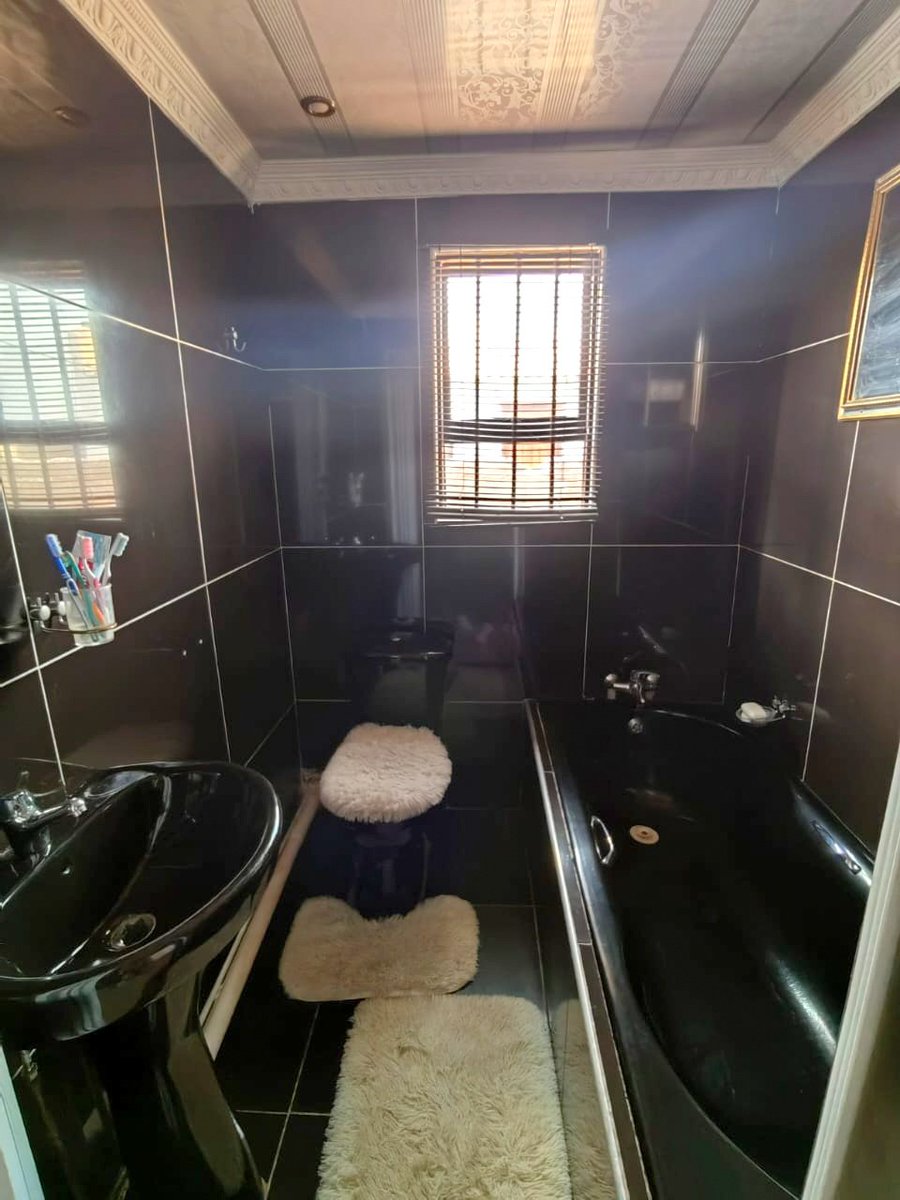 Sithebe_Realty's tweet photo. Location:
Tshepisong Phase 3 (214 SQM)

Price:
R580K

Web link:
https://t.co/dJOBOsnSxj https://t.co/9aiQj5t9aY