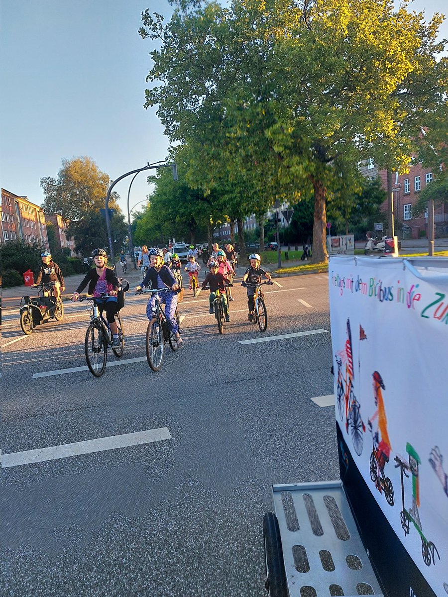 Sommer Sonne #bicibus 
Wir bringen die Kids zur Schule und demonstriern für bessere Schulwege in ganz Hamburg! 
Der Senat muss die #visionzero als oberstes Ziel der Verkehrsplanung verankern!  <a href="/anjes_tjarks/">Anjes Tjarks</a>
nord.vcd.org/bicibus
#Hamburg #Altona  #kinderaufsrad #kidicalmass