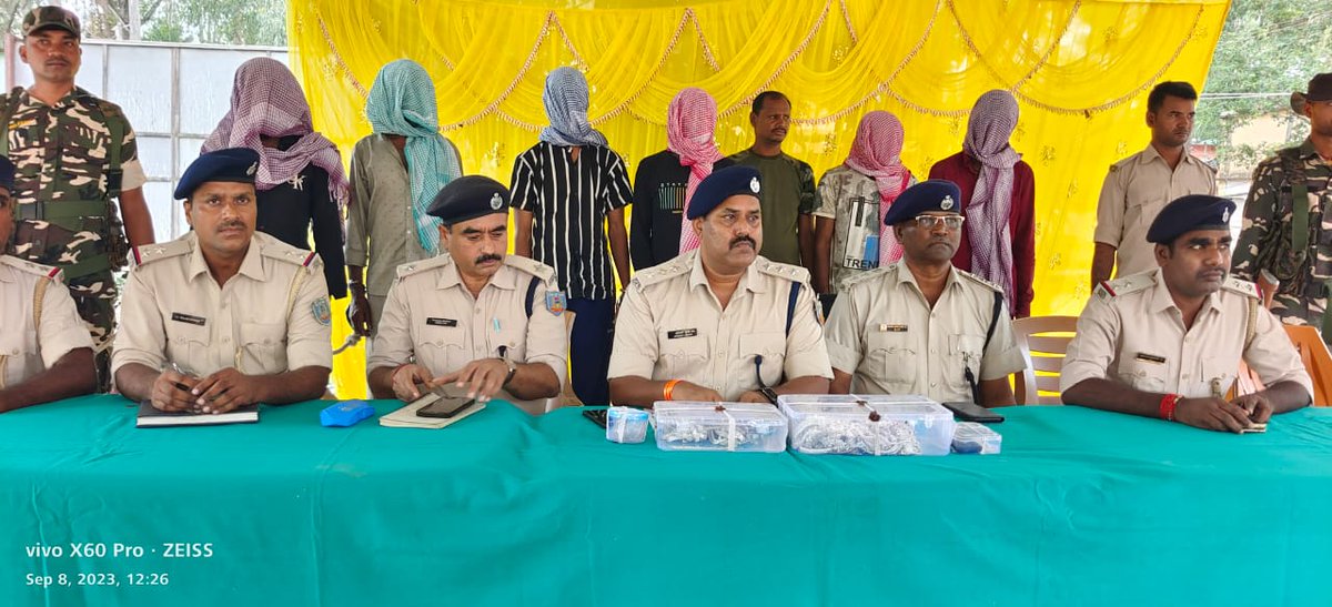 ChatraPolice's tweet photo. चतरा जिला के बशिष्ठनगर थाना अंतर्गत ज्वेलर्स दूकान के मालिक से झपटा मारकर आभूषण लेकर भागने वाले 06 अंतर्राज्यीय अपराधकर्मियों को पुलिस अधीक्षक, चतरा के निर्देशन में गठित छापामारी टीम ने 3.8 Kg चाँदी, 57 g सोना, 350 g रंगा एवं 02 वाहन के साथ गिरफ्तार कर न्यायिक हिरासत में भेजा । https://t.co/KkPXILWynP