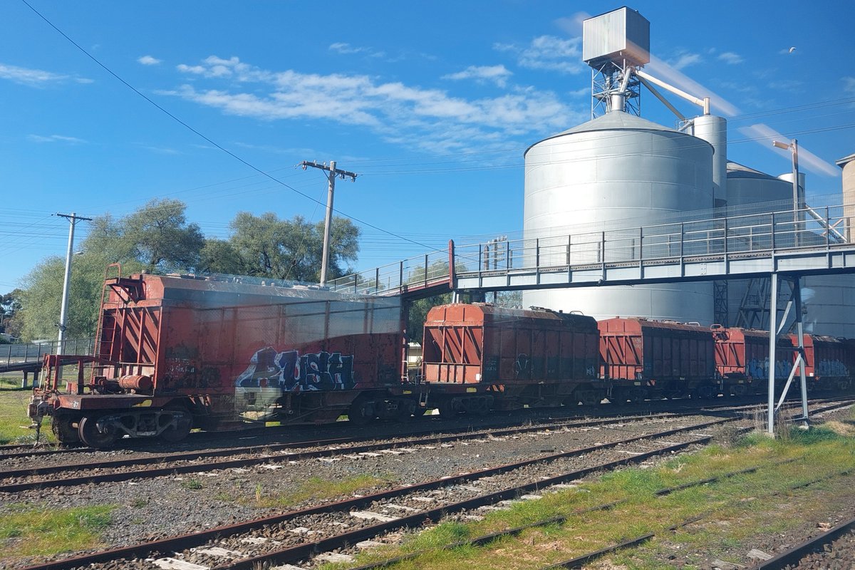 pfwaus's tweet photo. Pedestrian footbridge, goods shed & grain storage silos at #Dimboola in regional #Victoria during a brief stop on the passing loop where the #Melbourne bound "TheOverland" allows the safe passage of a westbound freight train #railways #trainspotting #trains https://t.co/MgdBShZrJA