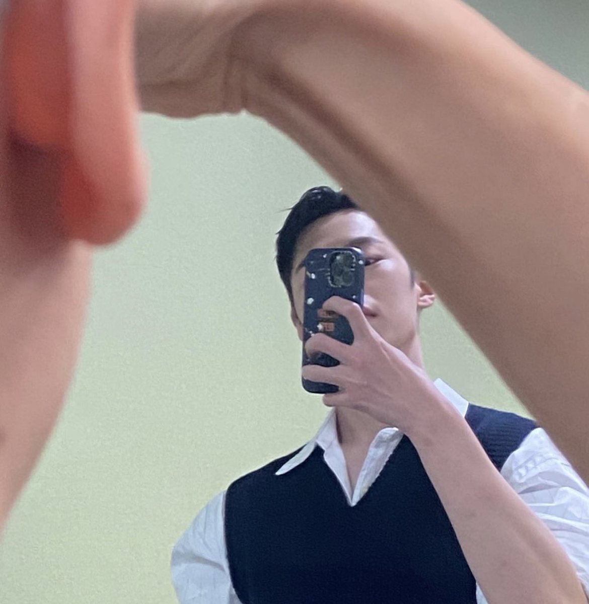 Good morning from your favourite professor. Still alive and moving, despite the workload I’ve been drowning in for the past few months. Today, I rely fully on my cup of coffee and the rainy weather to keep me sane. Let’s hope for a more relaxed Friday.