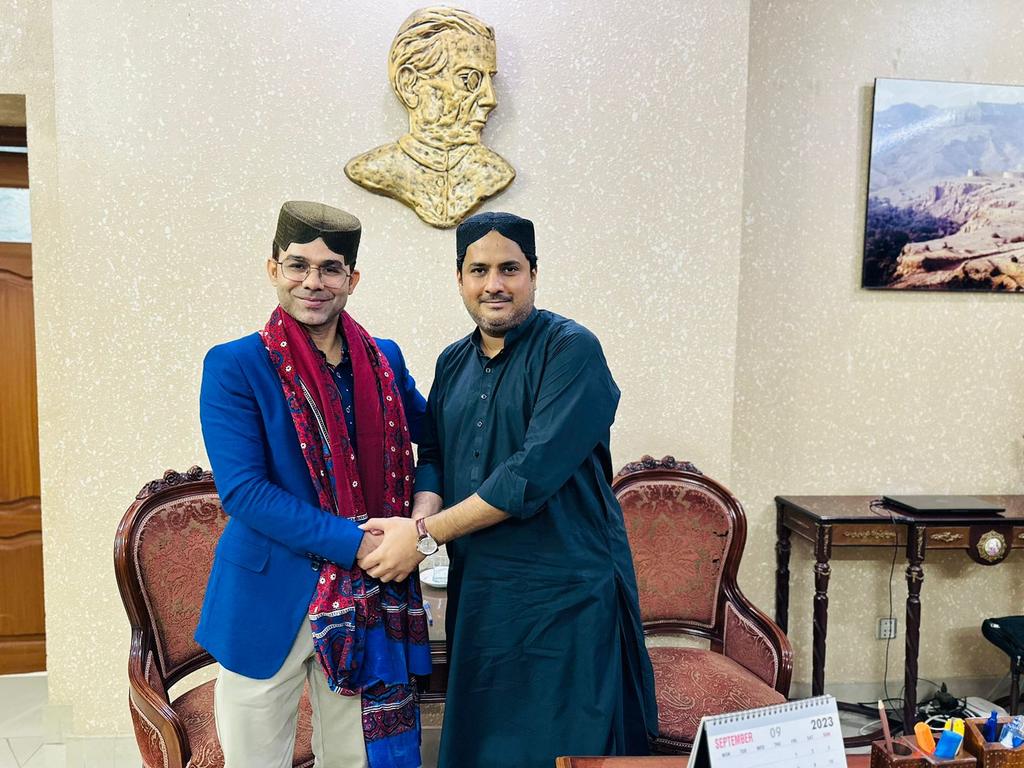 DC_Dadu's tweet photo. ڈپٹی کمشنر دادو سید مرتضیٰ علی شاہ صاحب دادو سے تبادلہ ہونے بعد ضلع کی چارج نئے تعینات ہونے والے ڈپٹی کمشنر دادو فیاض حسین راہوجو صاحب کے حوالے کی اور سندھ کی روایتی ثقافت سندھی ٹوپی اور اجرک کا تحفہ پیش کیا۔01/02
#DcDadu #tookCharge https://t.co/SFlLXU0L8u