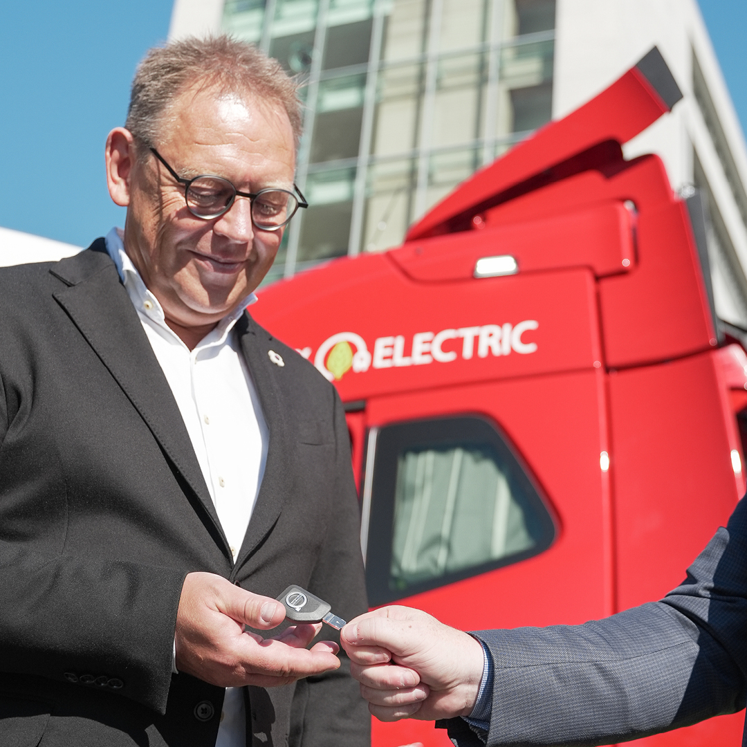 Danfoss's tweet image. The transition from diesel-powered vehicles to fully electric vehicles is an important step to reaching net zero​.

Read more on our ESG ambitions:
danfoss.com/en/about-danfo…

Read about our e-trucks:
danfoss.com/en/about-danfo…

#Whyee #Danfoss2023 #GreenTransition #Decarbonization