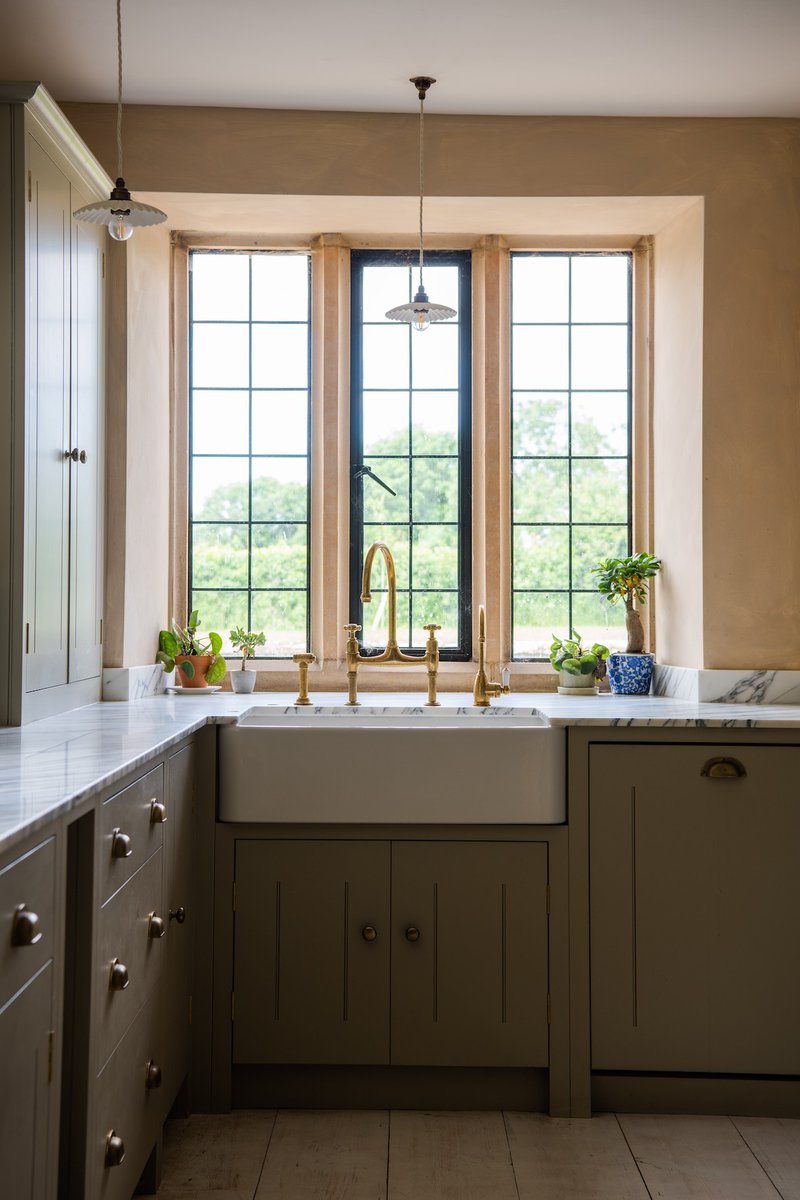 Part of an incredible 17th century grade II listed manor renovation, this beautiful kitchen by bit.ly/sarahsouthwell exudes warmth & elegance with striking Arabescato Corchia marble work surfaces, our Butler 900 fireclay sink & @PerrinandRowe brassware 📸bit.ly/BelleDaughtryI…