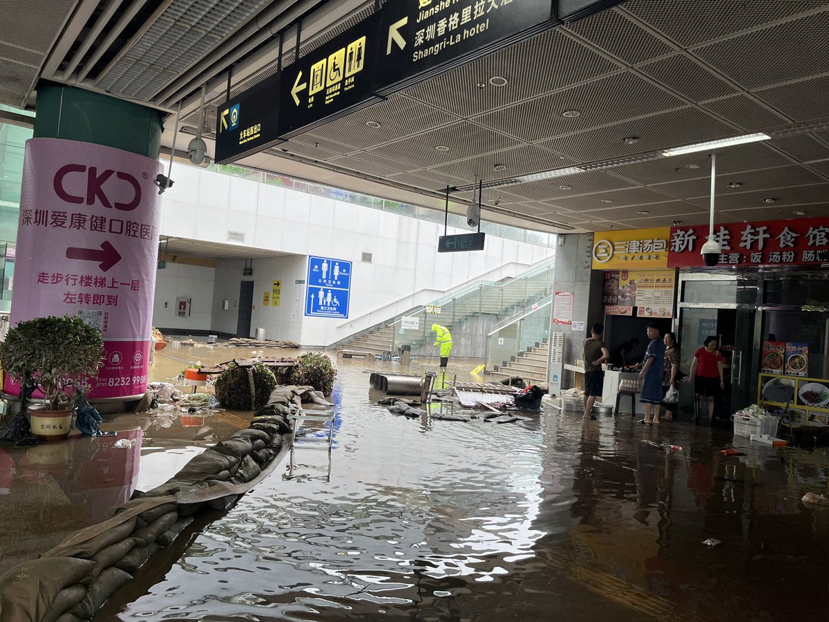 Floodwaters receding in Shenzhen’s Luohu district after last night’s unexpected downpour, though traffic remains a mess after several accidents.