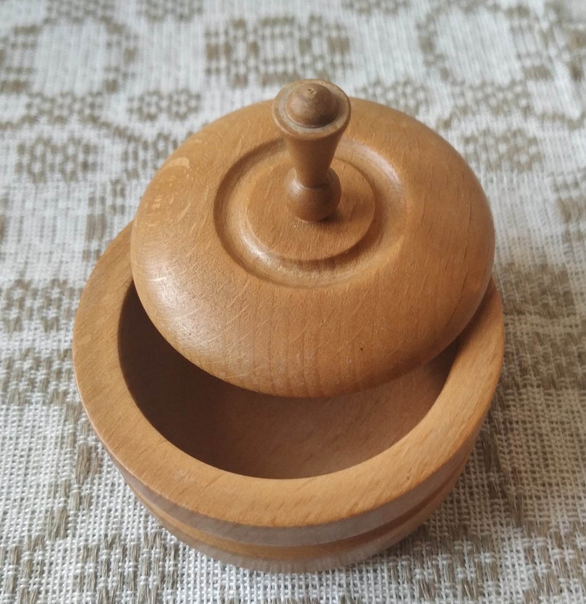 VintageSoviet's tweet photo. #Wooden #Box #Latvian #vintage #Round #Jewelry #Casket #Lidded #WoodBox  #Minimalist #TreasureBox #jewelrybox #Baltic #atvia, 1970s

https://t.co/A7lDCAT1y6 https://t.co/ZkToVD2EHo