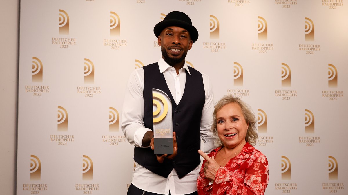 VAUNET_Presse's tweet photo. Gestern sind die besten Radiomacher:innen beim Deutschen #Radiopreis 2023 in Hamburg gekürt worden: Wir gratulieren Maurice Moore von @bigFM für seine Auszeichnung als bester Moderator & allen anderen Gewinner:innen des #drp23! @DerRadiopreis 🎉🥳 https://t.co/XtcGdLLtst