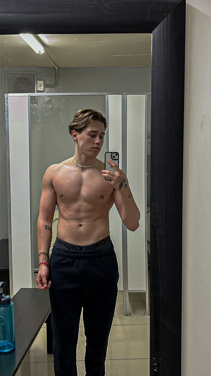 Same pose 7 months later 🤝🏼