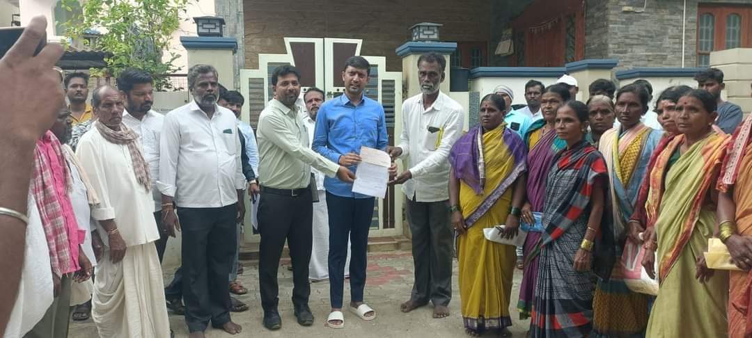 RatnakarM4's tweet photo. ಇಂದು ಗುರುಮಠಕಲ್ ಮತಕ್ಷೇತ್ರದ ಮಾನ್ಯ ಜನಪ್ರಿಯ ಶಾಸಕರಾದ ಶ್ರೀ @SN_Kandkur ಅಣ್ಣನವರು ಗುರುಮಠಕಲ್ ಕ್ಷೇತ್ರದಲ್ಲಿ ಮಳೆಯಿಂದ ಹಾನಿಯಾಗಿರುವ  ಸಂತ್ರಸ್ತರಿಗೆ ಚೆಕ್ ವಿತರಿಸಿದರು...

ಈ ಸಂದರ್ಭದಲ್ಲಿ ಅಧಿಕಾರಿಗಳು ಮತ್ತು ಪಕ್ಷದ ಮುಖಂಡರು ಕಾರ್ಯಕರ್ತರು ಪಾಲ್ಗೊಂಡಿದ್ದರು..

#Sharanagowdakandkur https://t.co/0mLQzevL8h